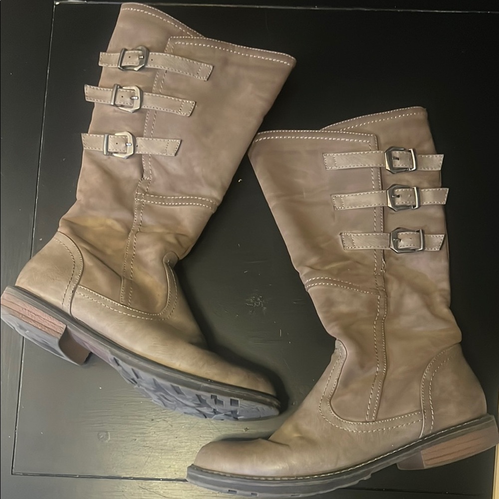 Stylish Taupe Dercetis Boots